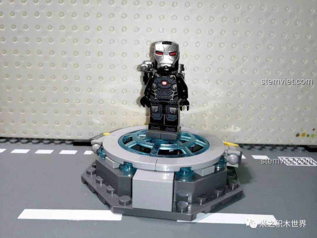 Minifigure War Machine 3.0 trên đế trưng bày, giáp đen tuyền với điểm nhấn đỏ, một phần của bộ sưu tập Iron Man.