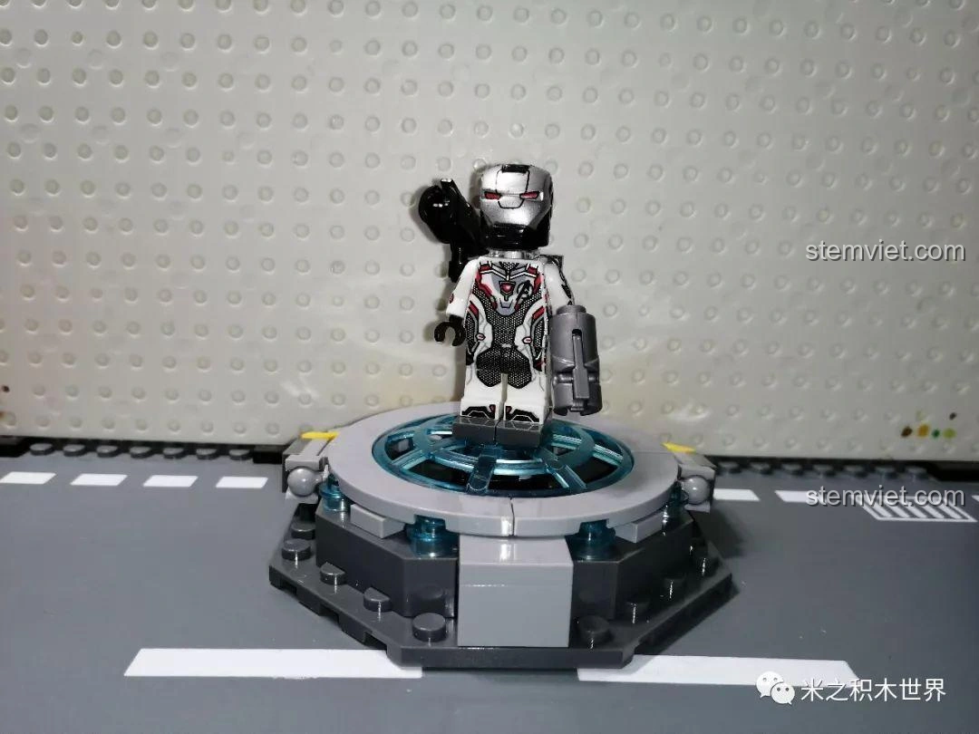 Minifigure War Machine 4.0 Quantum Suit với góc nhìn cận cảnh, thể hiện chi tiết giáp trắng, đen và đỏ, rất ấn tượng.