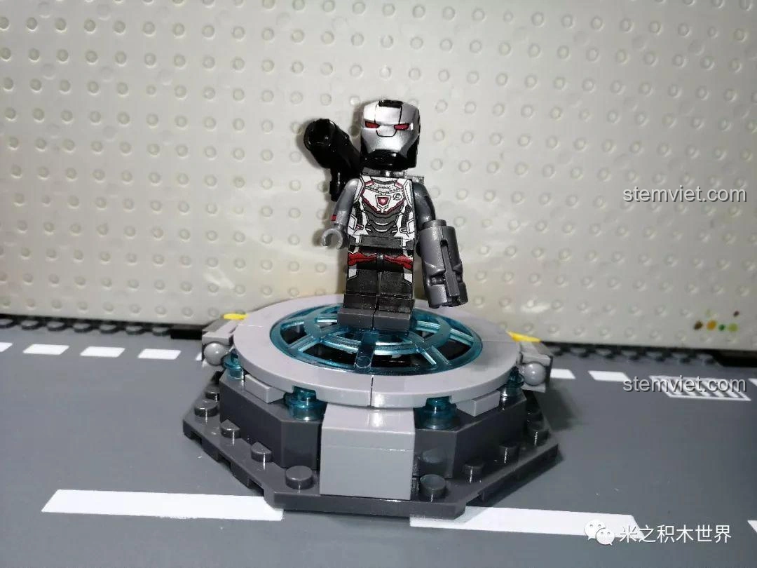 Minifigure War Machine 4.0 Quantum Suit trên đế trưng bày, giáp trắng đen với điểm nhấn đỏ, tái hiện trang phục Endgame.