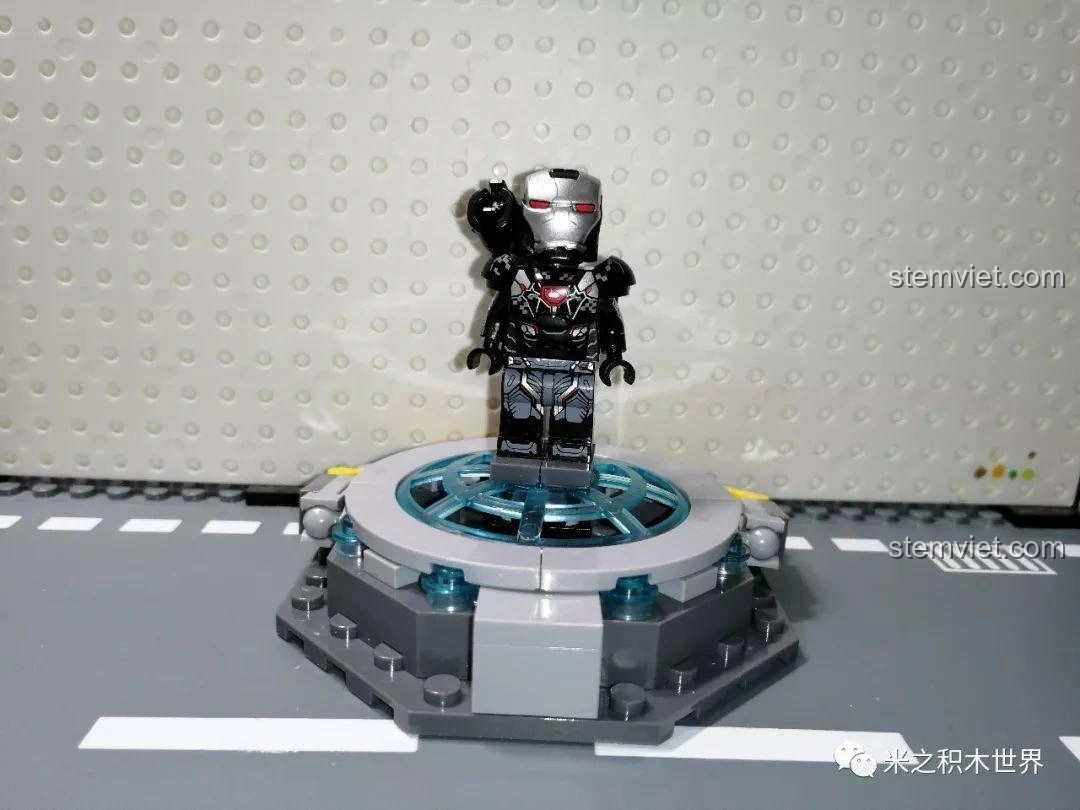 Minifigure War Machine 4.0 trên đế trưng bày, giáp đen bạc với chi tiết đỏ, thể hiện sự phát triển của giáp Iron Man.