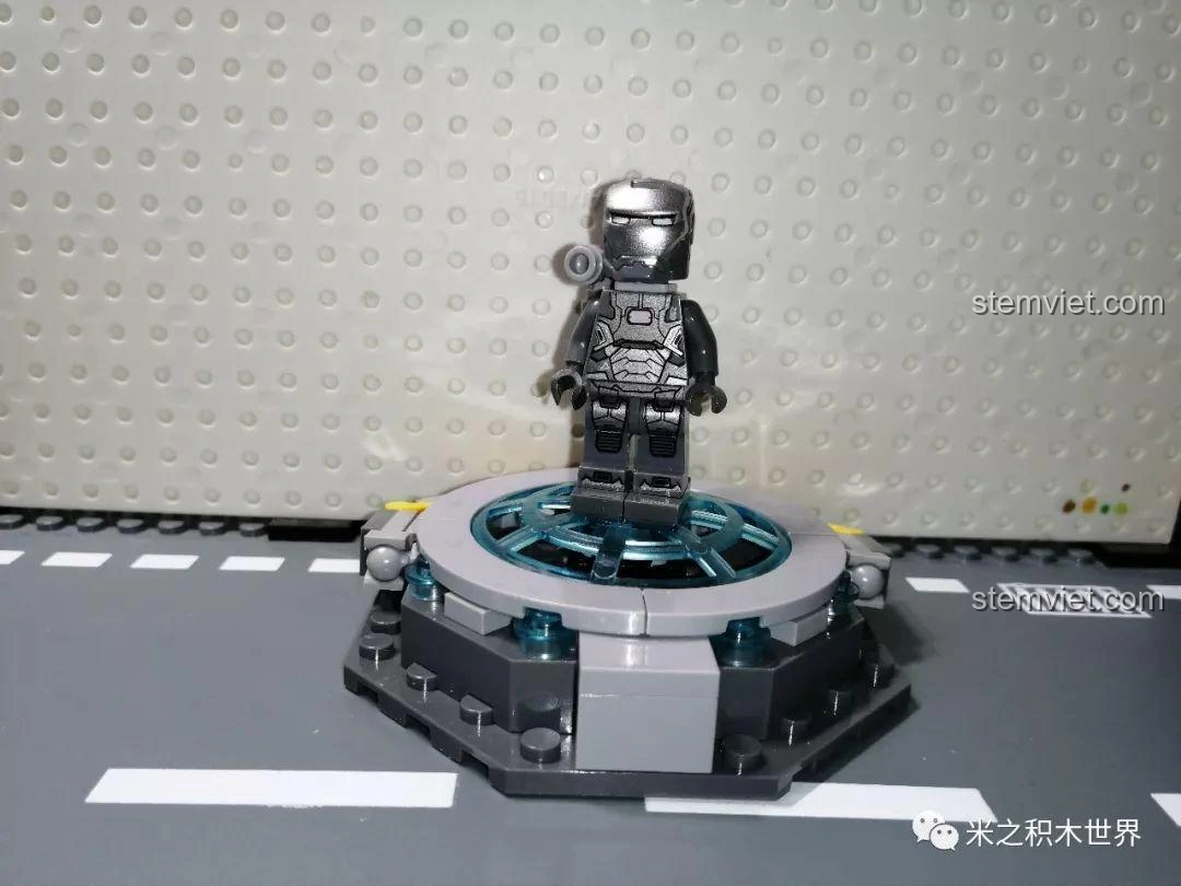 Minifigure War Machine MK2 trên đế trưng bày, chi tiết giáp bạc và đen, một phần của bộ sưu tập Iron Man độc đáo.