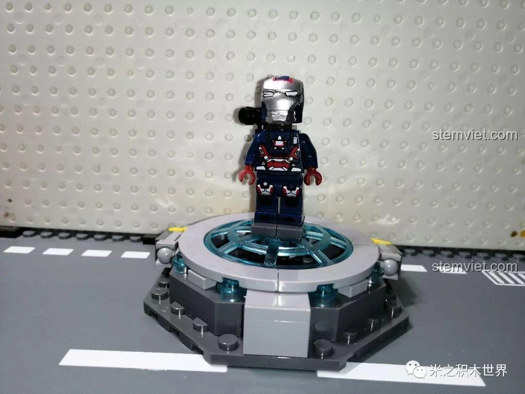 Minifigure War Machine MK22 Patriot trên đế trưng bày, giáp xanh đỏ trắng, chi tiết sắc nét trong bộ sưu tập Iron Man.