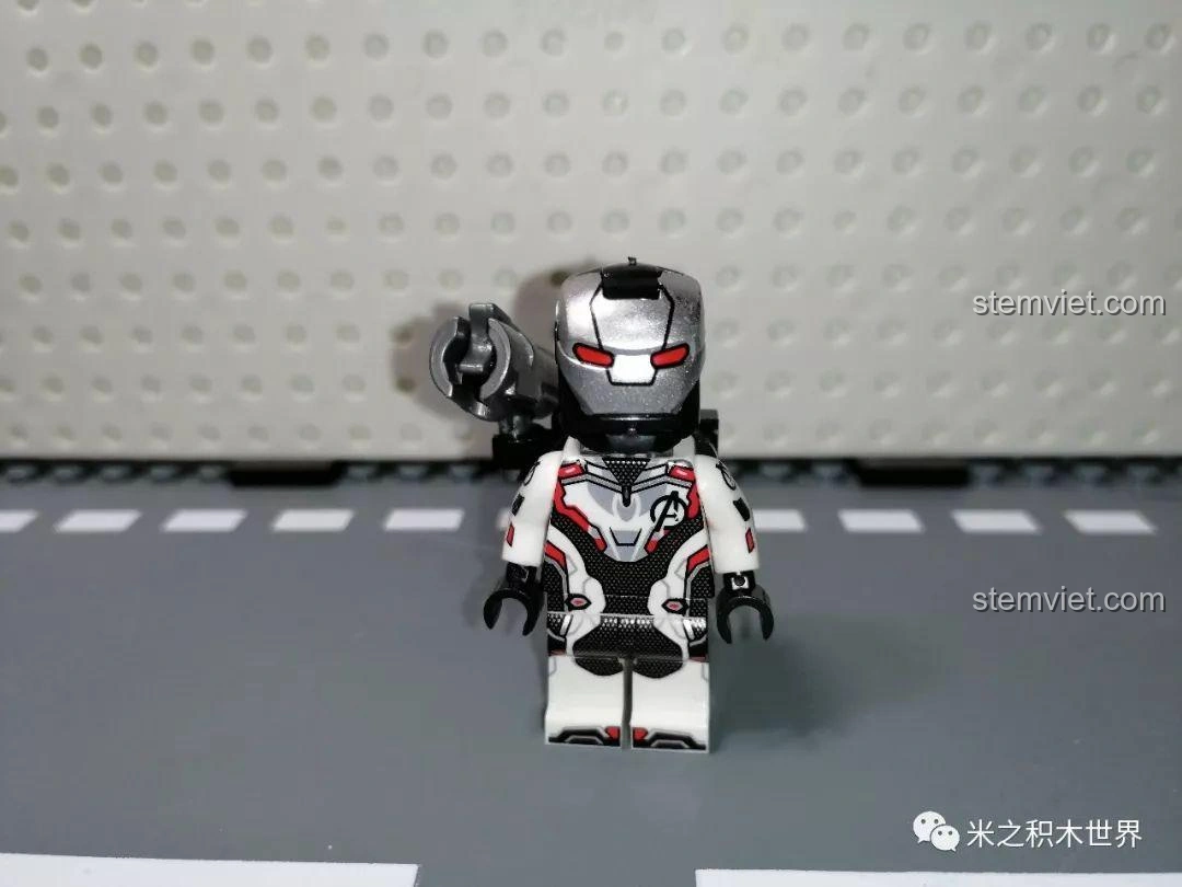 Minifigure War Machine Quantum Suit trên nền trắng, giáp trắng đen với vũ khí gắn vai, thể hiện sức mạnh chiến đấu.