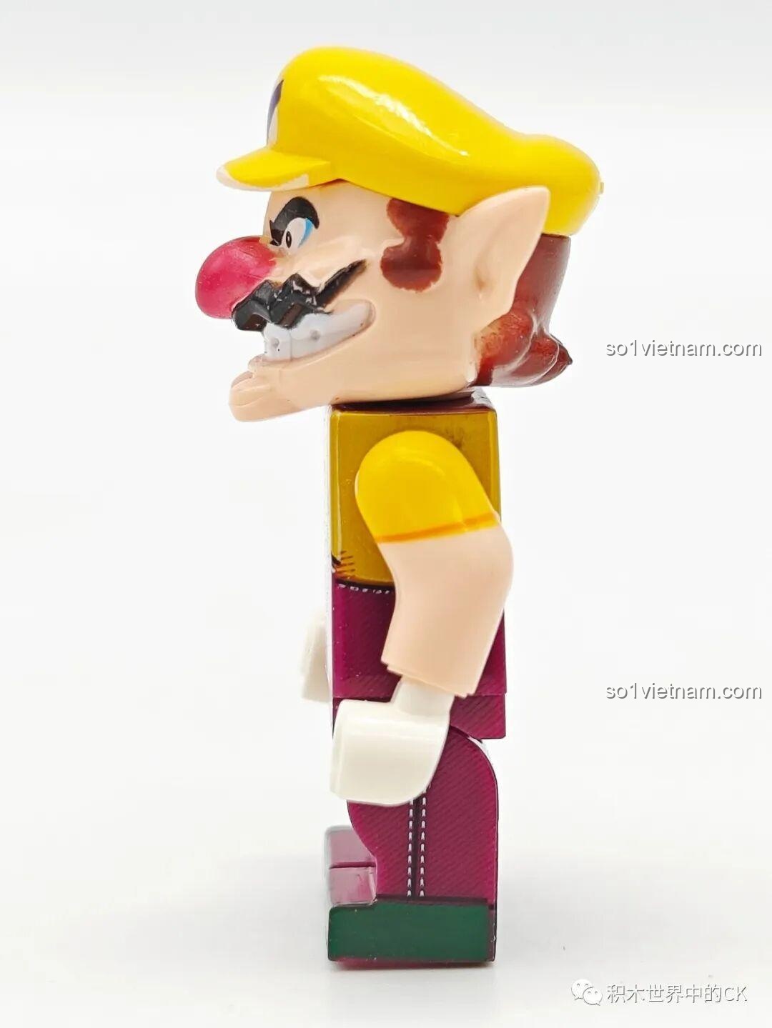 Minifigure Wario WM6103 nhìn từ góc nghiêng, thể hiện chiếc cằm bạnh và đôi tai nhọn.