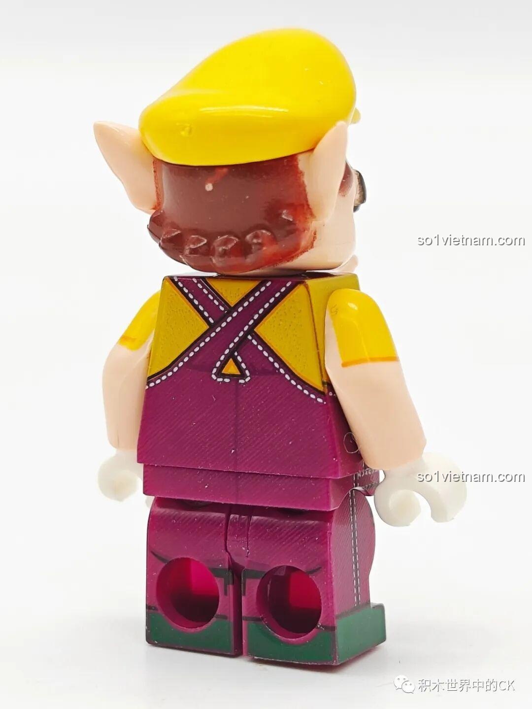 Mặt sau của minifigure Wario WM6103, có in chi tiết dây yếm chéo.