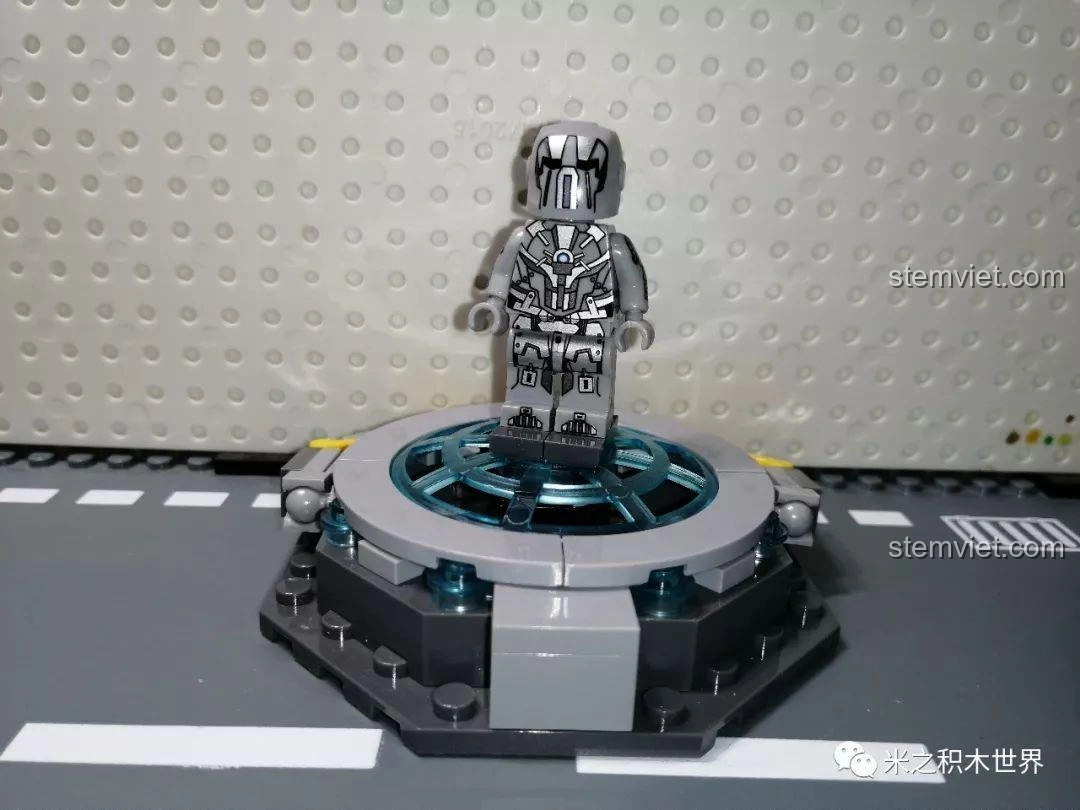 Minifigure Whiplash MKII trên đế trưng bày, giáp bạc và đen, thể hiện sự mạnh mẽ của nhân vật phản diện.