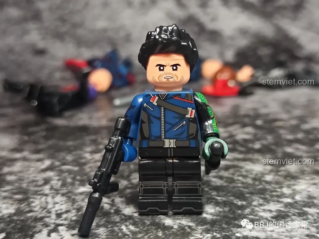 Minifigure Winter Soldier Bucky Barnes (WM2163) trong bộ WM 6117, với cánh tay Vibranium màu xanh lá.