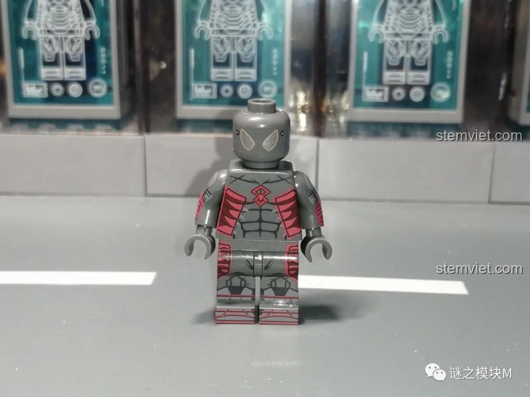 Minifigure Wrestler Suit của Người Nhện, bộ trang phục đấu vật đầu tiên, có trong bộ đồ chơi lắp ráp SY1461.