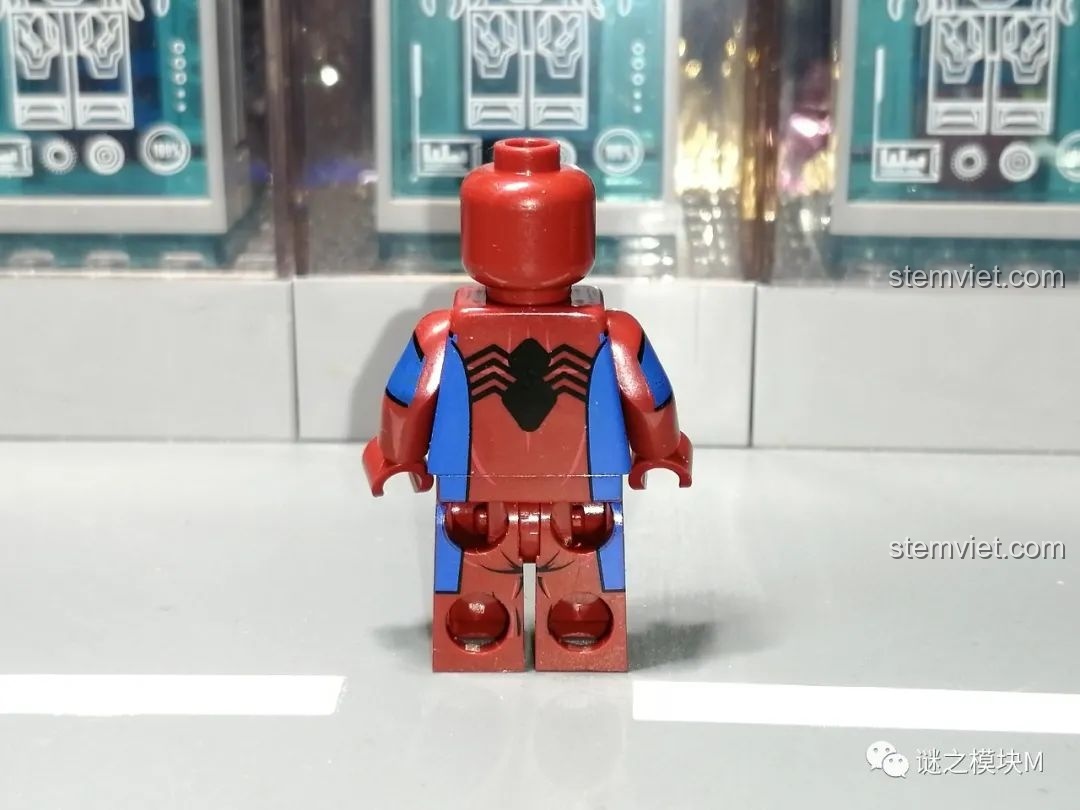 Minifigure Wrestler Suit từ bộ lắp ráp Sách Người Nhện SY1461, góc nhìn mặt bên.