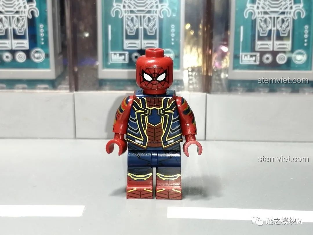 Minifigure Wrestler Suit từ bộ lắp ráp Sách Người Nhện SY1461, mặt sau.