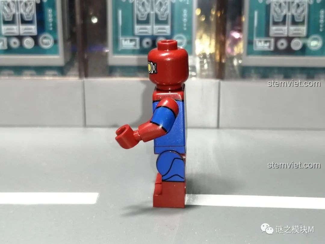 Minifigure Wrestler Suit từ bộ lắp ráp Sách Người Nhện SY1461, mặt trước, với trang phục đấu vật.