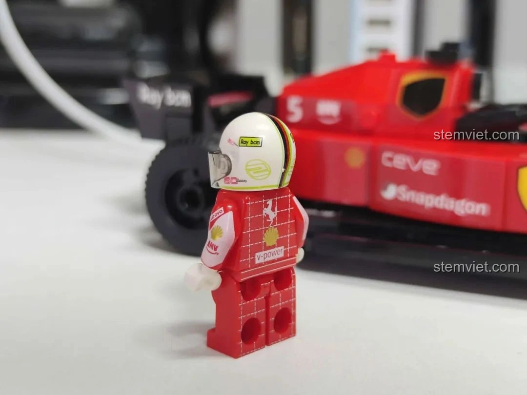 Minifigure người lái xe đua F1 màu đỏ của bộ MJ Technology 13014, chi tiết in ấn sắc nét ở mặt sau.