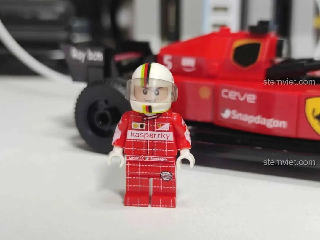 Minifigure người lái xe đua F1 màu đỏ của bộ MJ Technology 13014, chi tiết in ấn sắc nét.