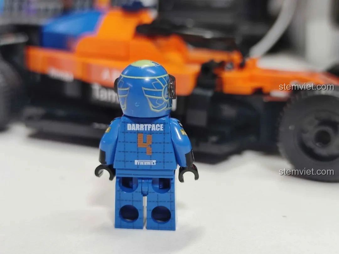 Minifigure người lái xe đua F1 màu xanh của bộ MJ Technology 13014, chi tiết in ấn sắc nét ở mặt sau.