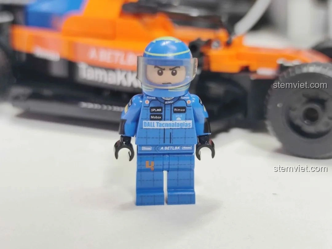 Minifigure người lái xe đua F1 màu xanh của bộ MJ Technology 13014, chi tiết in ấn sắc nét ở mặt trước.