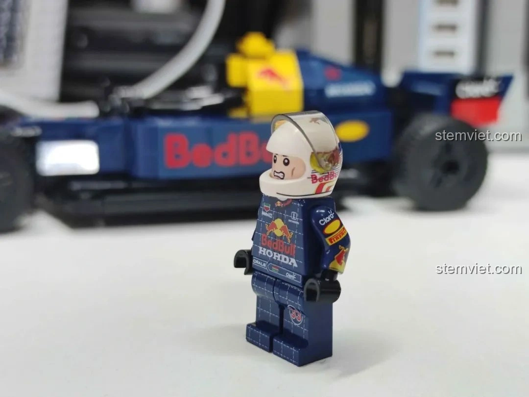 Minifigure người lái xe đua F1 màu xanh của bộ MJ Technology 13014, chi tiết in ấn sắc nét ở mặt sau.