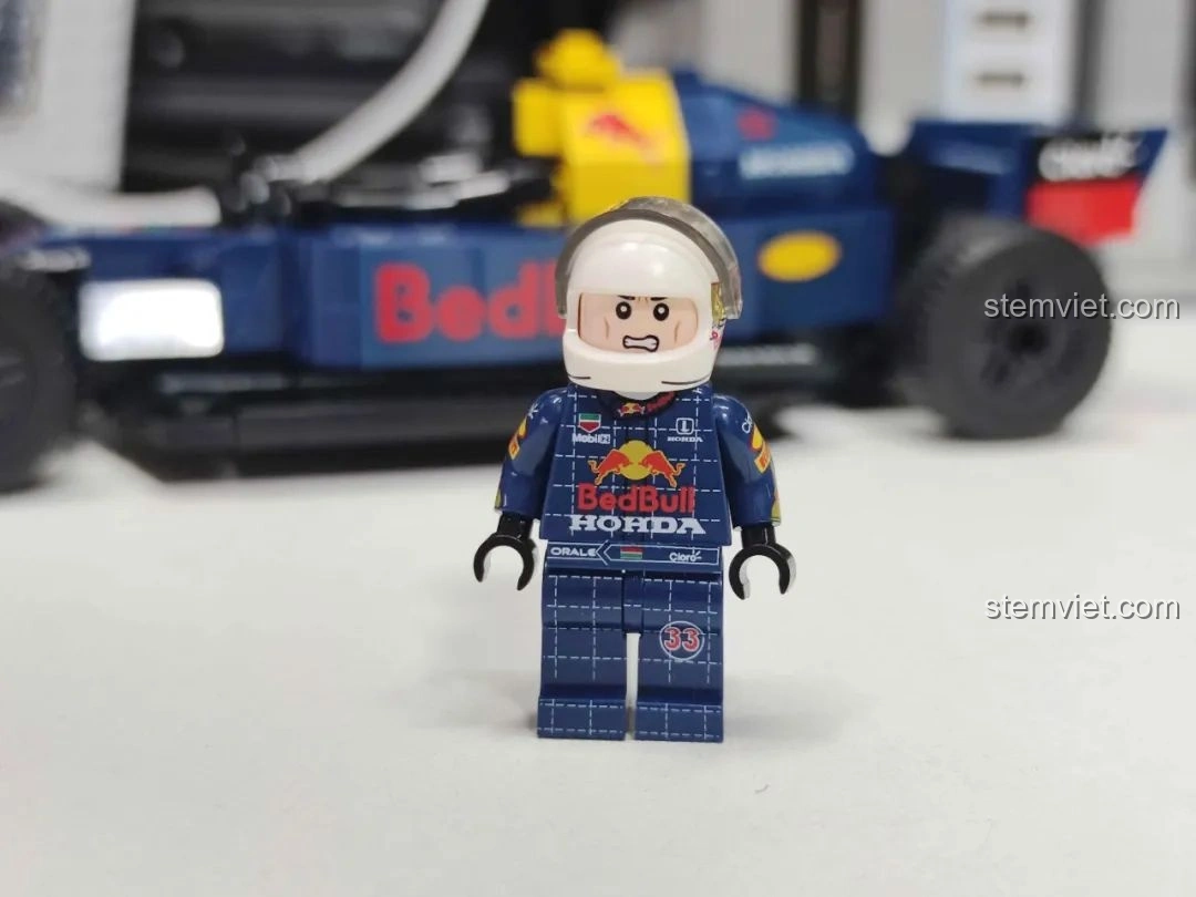 Minifigure người lái xe đua F1 màu xanh của bộ MJ Technology 13014, chi tiết in ấn sắc nét.