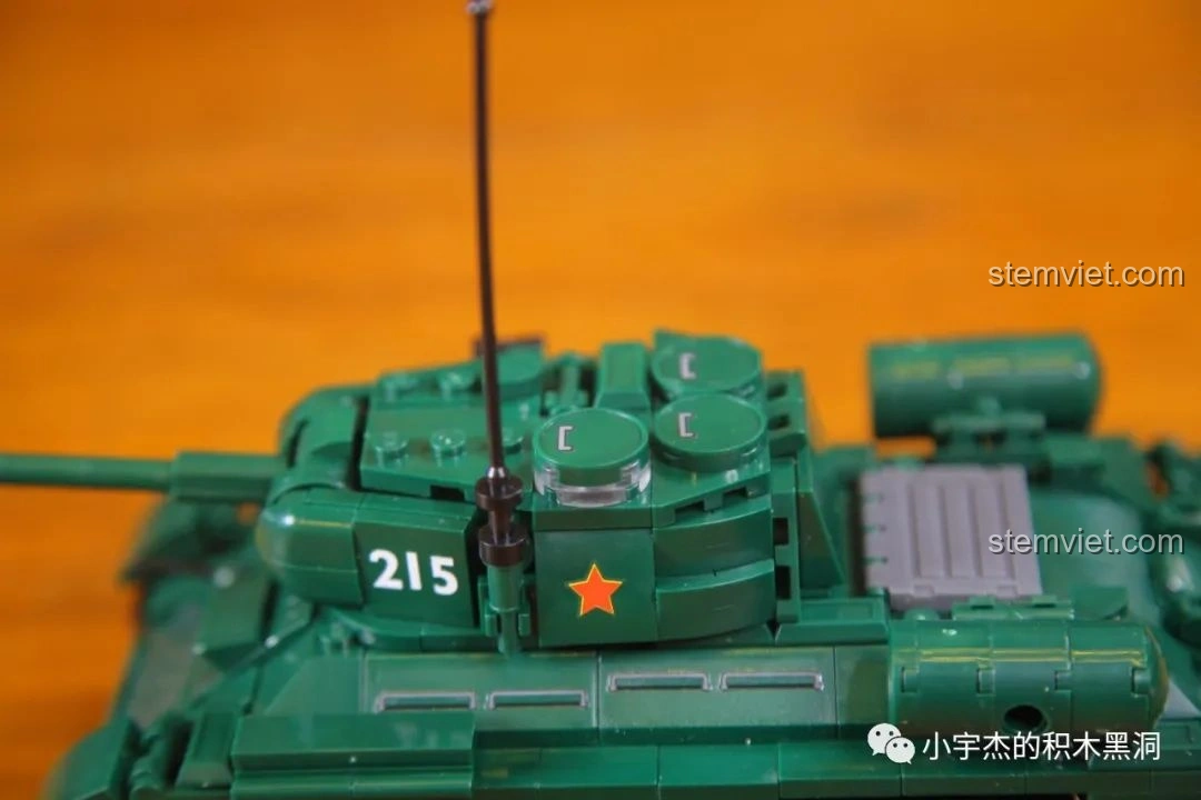 Minifigure lính xe tăng đi kèm bộ lắp ráp Xe Tăng 215 Sluban M38-B0982 nhìn từ phía sau.