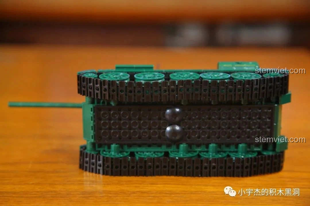 Minifigure lính xe tăng đi kèm bộ lắp ráp Xe Tăng 215 Sluban M38-B0982, đứng cạnh mô hình.