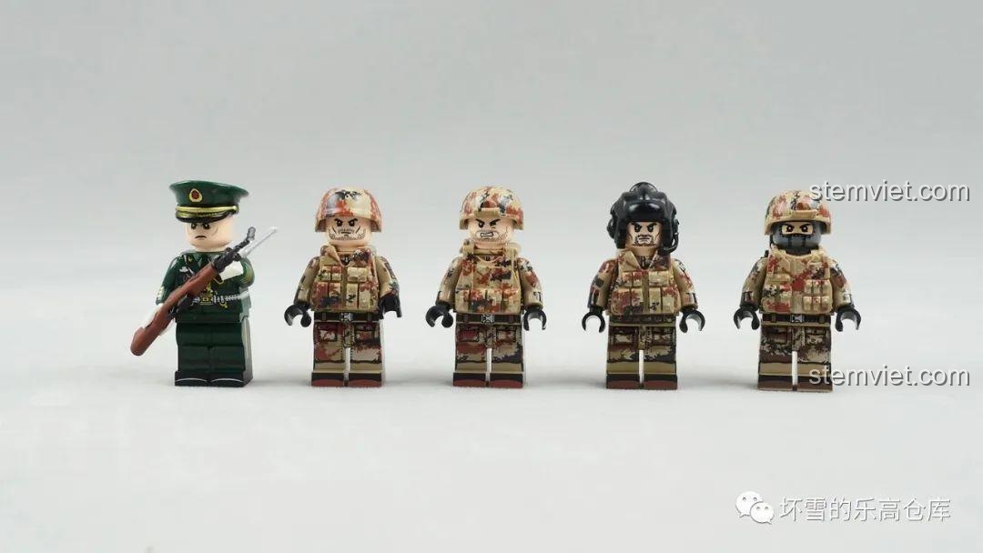 Các minifigure lính đi kèm bộ lắp ráp xe tăng 88A Sembo 203127, bao gồm lính nghi lễ và lính tăng, với trang phục và phụ kiện chi tiết.