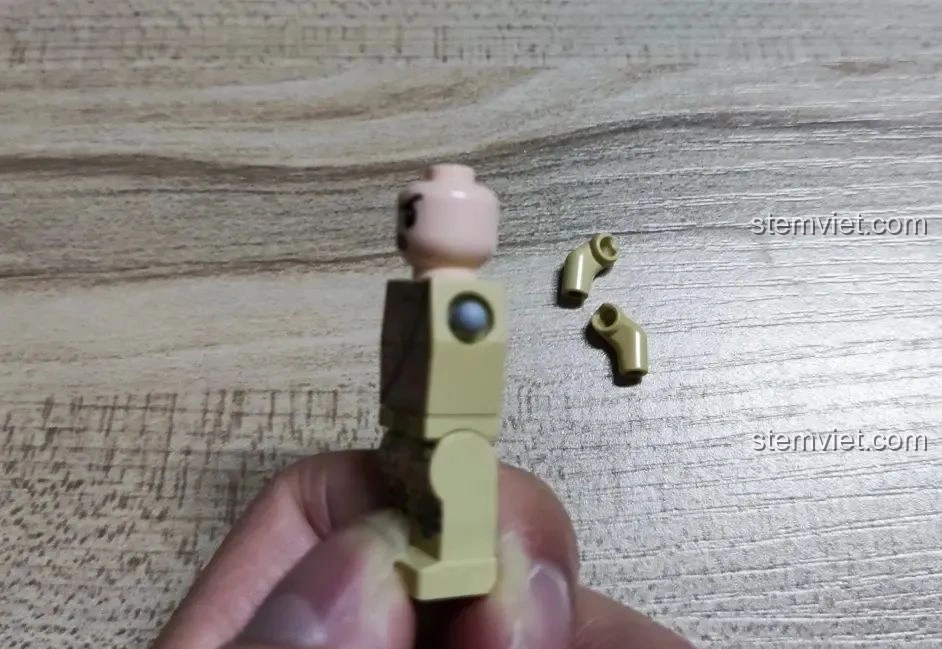 Chi tiết minifigure của bộ lắp ráp Xe Tăng Merkava WISE BLOCK HA389123 với khớp cầu ở vai.