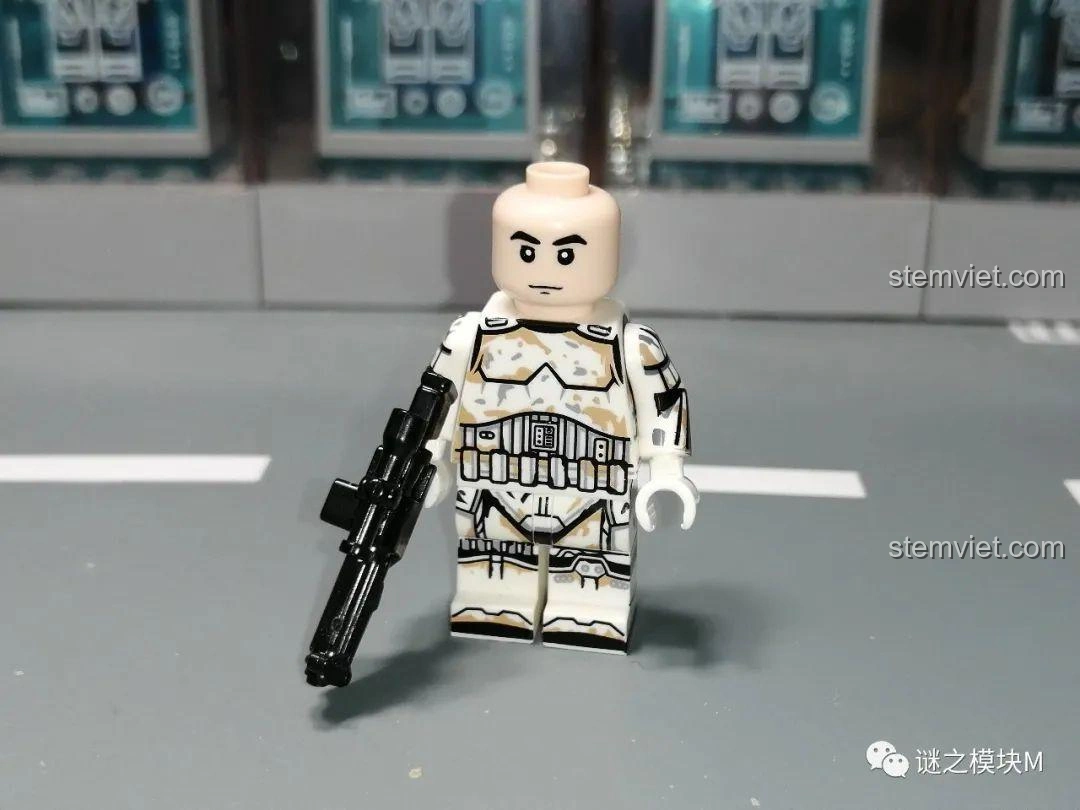 Chi tiết mặt trước và sau của Battle Damaged Stormtrooper trong bộ lắp ghép XINH X0307 Star Wars.