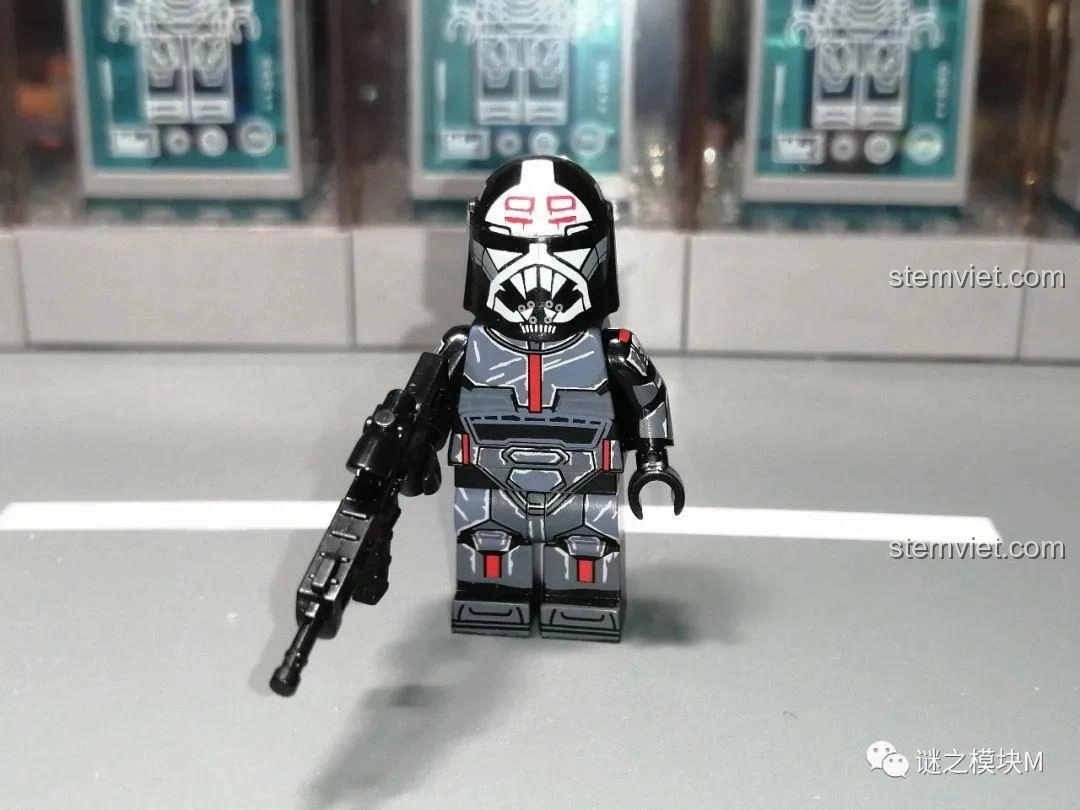 Mặt sau của minifigure Hunter XINH X0307, với các chi tiết giáp và vũ khí.