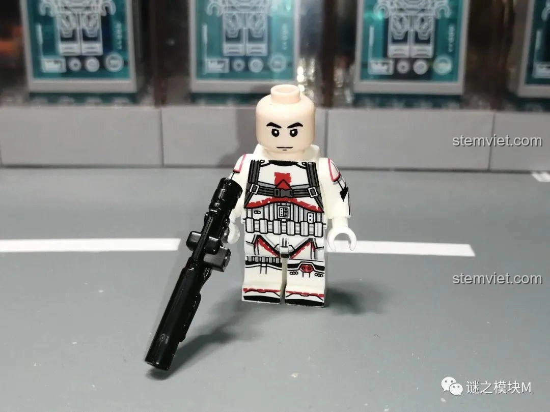 Chi tiết mặt trước và sau của Incinerator Stormtrooper trong bộ lắp ghép XINH X0307 Star Wars.