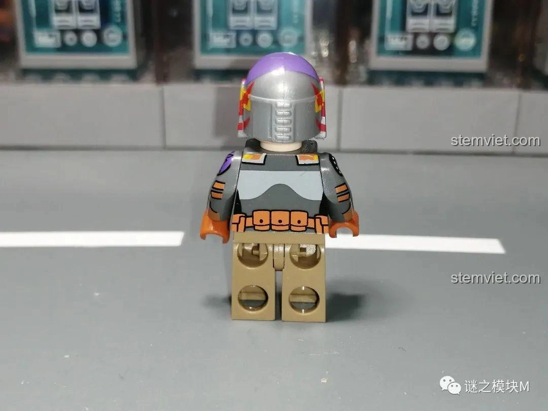 Mặt sau của minifigure Sabine Wren XINH X0307, với các chi tiết giáp và màu sắc nổi bật.