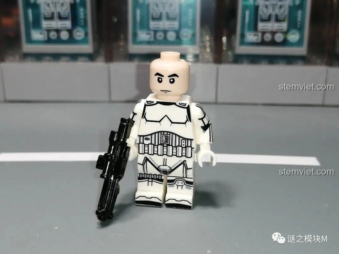 Chi tiết mặt trước và sau của Imperial Stormtrooper trong bộ lắp ghép XINH X0307 Star Wars.