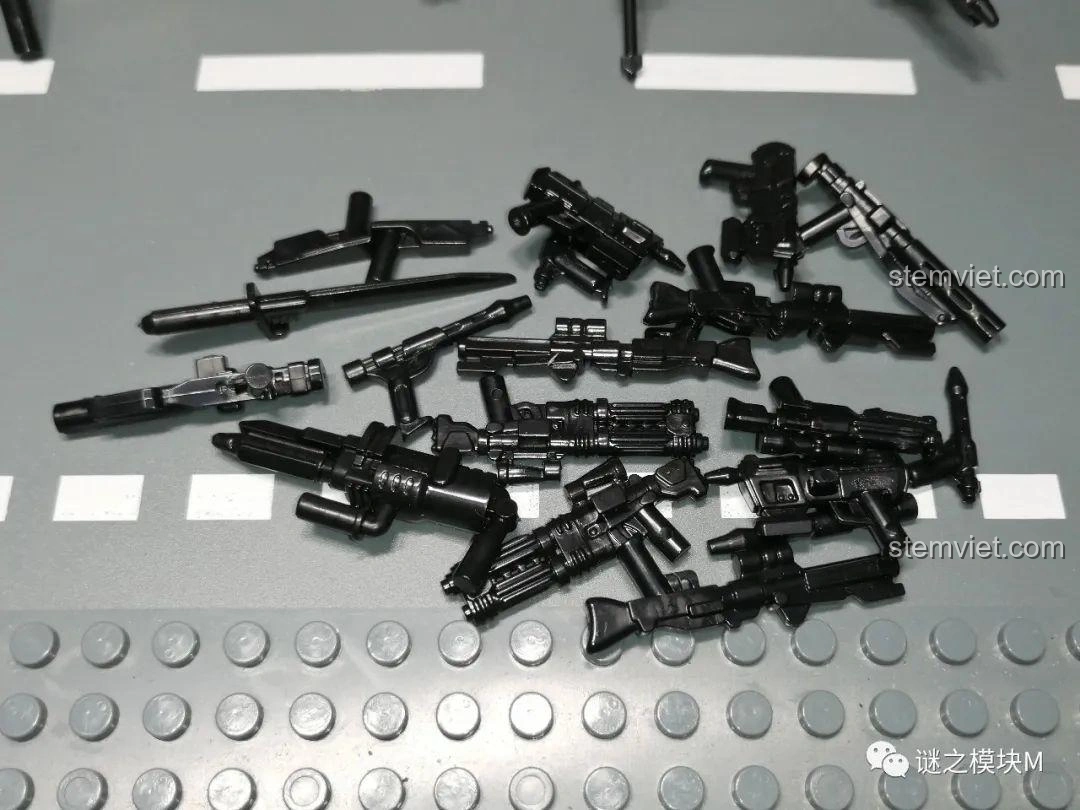 Mặt sau của minifigure Wrecker XINH X0307, với các chi tiết giáp và vũ khí.