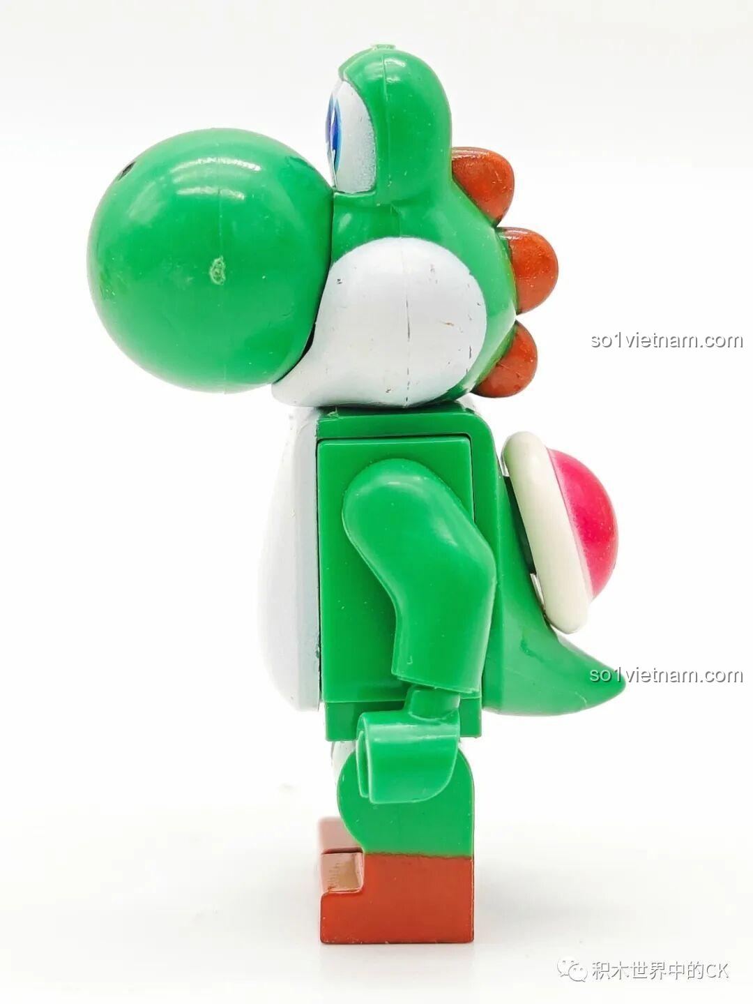Minifigure Yoshi WM6103 nhìn từ góc nghiêng, với chiếc mai rùa màu đỏ đặc trưng trên lưng.