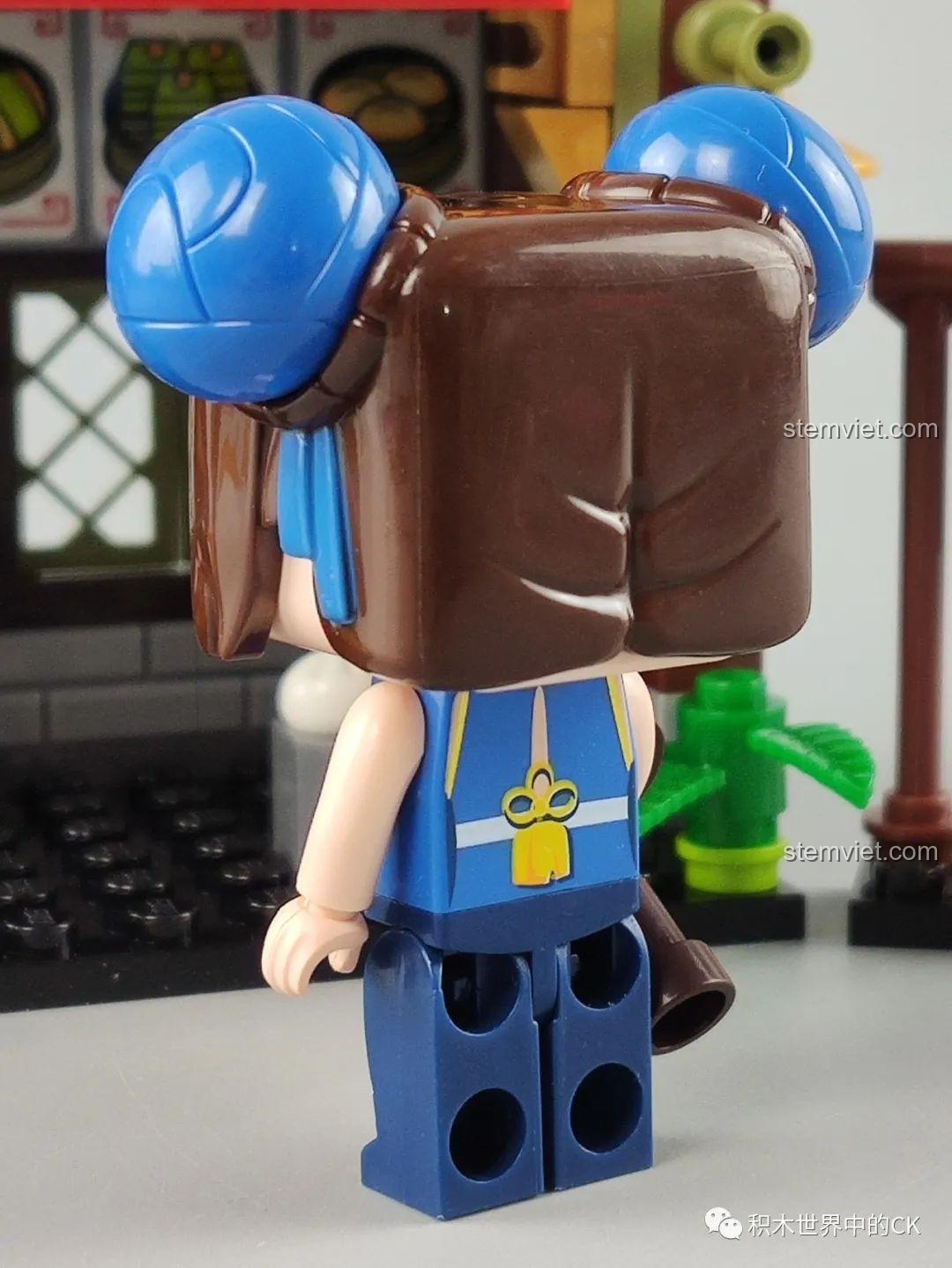 Mặt sau của minifigure Yue Wushuang từ bộ lắp ráp QMAN 72012 Tiệm Bánh Bao Vô Song, cho thấy chi tiết trang phục.