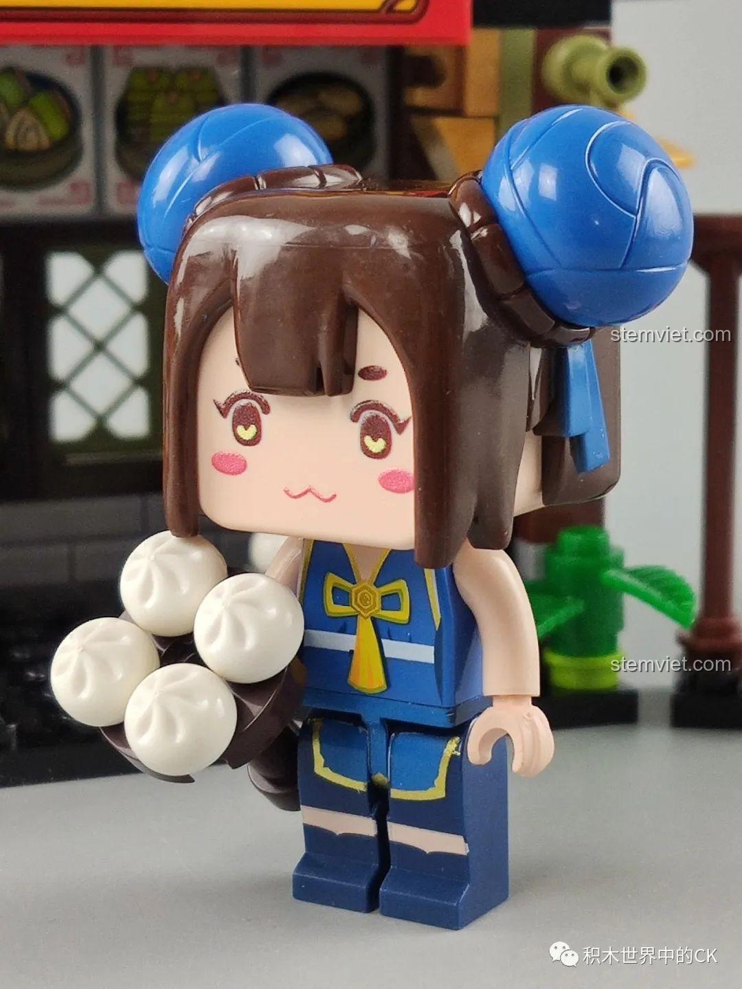 Cận cảnh minifigure Yue Wushuang của bộ lắp ráp QMAN 72012 Tiệm Bánh Bao Vô Song, với mái tóc búi và khay bánh bao.