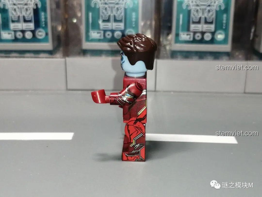 Minifigure Zombie Captain America trong bộ WM6132, cầm khiên.