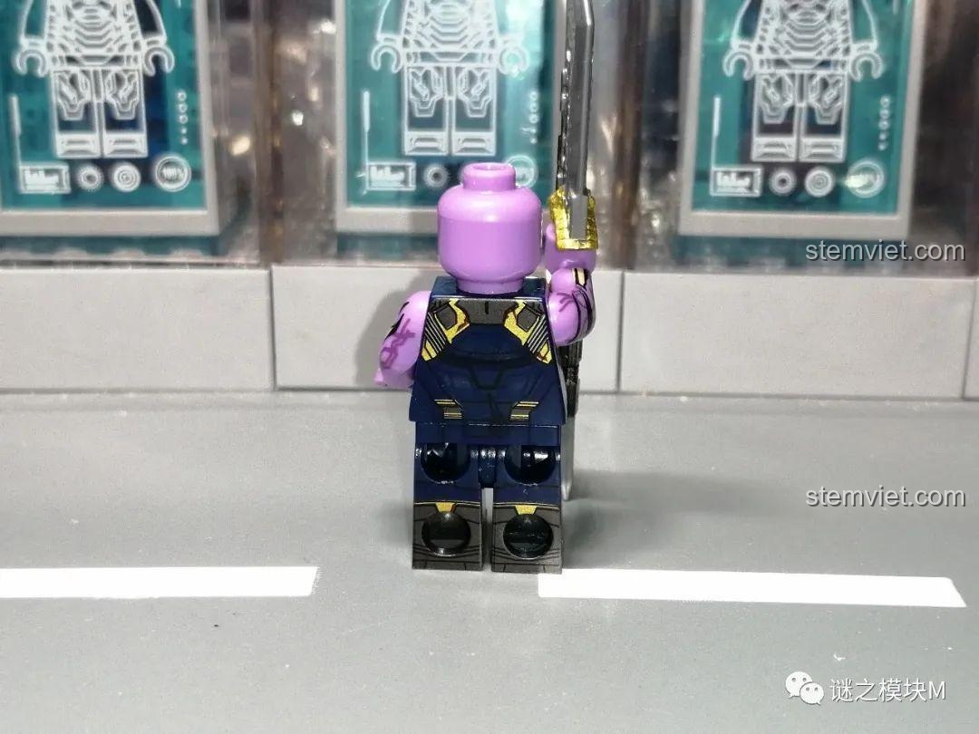 Minifigure Zombie Star Lord trong bộ WM6132, cầm súng.
