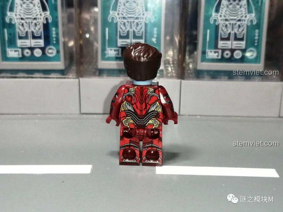 Minifigure Zombie Thor trong bộ WM6132, cầm rìu.