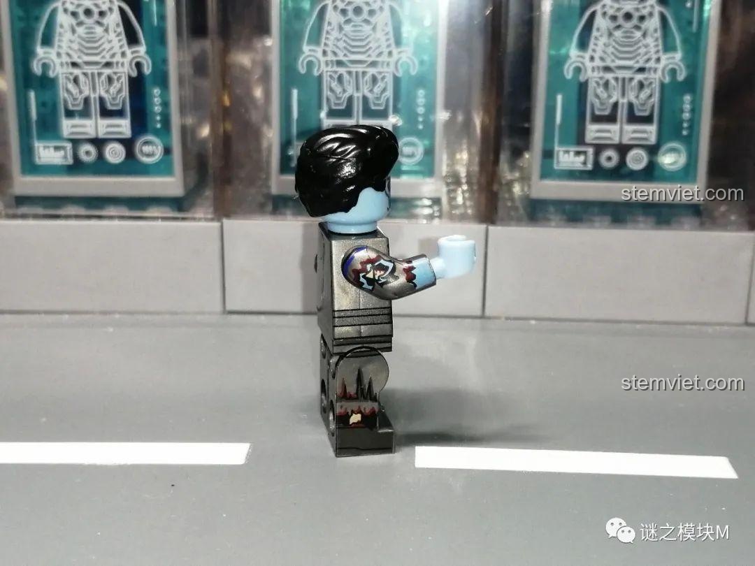 Minifigure Zombie Captain America, Zombie Iron Man và Zombie Spider-Man được trưng bày.