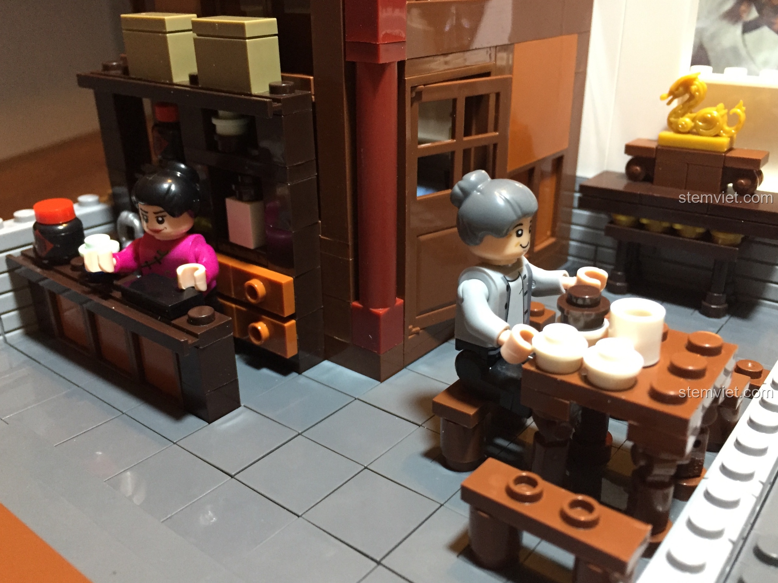 Hai minifigures đầu tiên của bộ XINGBAO 1022: bà chủ quán và thực khách đang ngồi tại bàn trà.