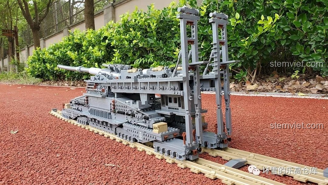 Tám minifigures đi kèm bộ lắp ráp Pháo Gustav KAZI KY10005, với trang bị vũ khí đa dạng.