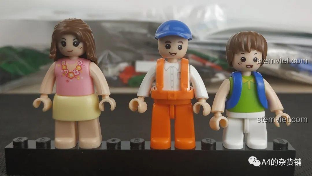 Ba nhân vật minifigures trong bộ Sluban B0780: công nhân vệ sinh, người dân và em bé trai.
