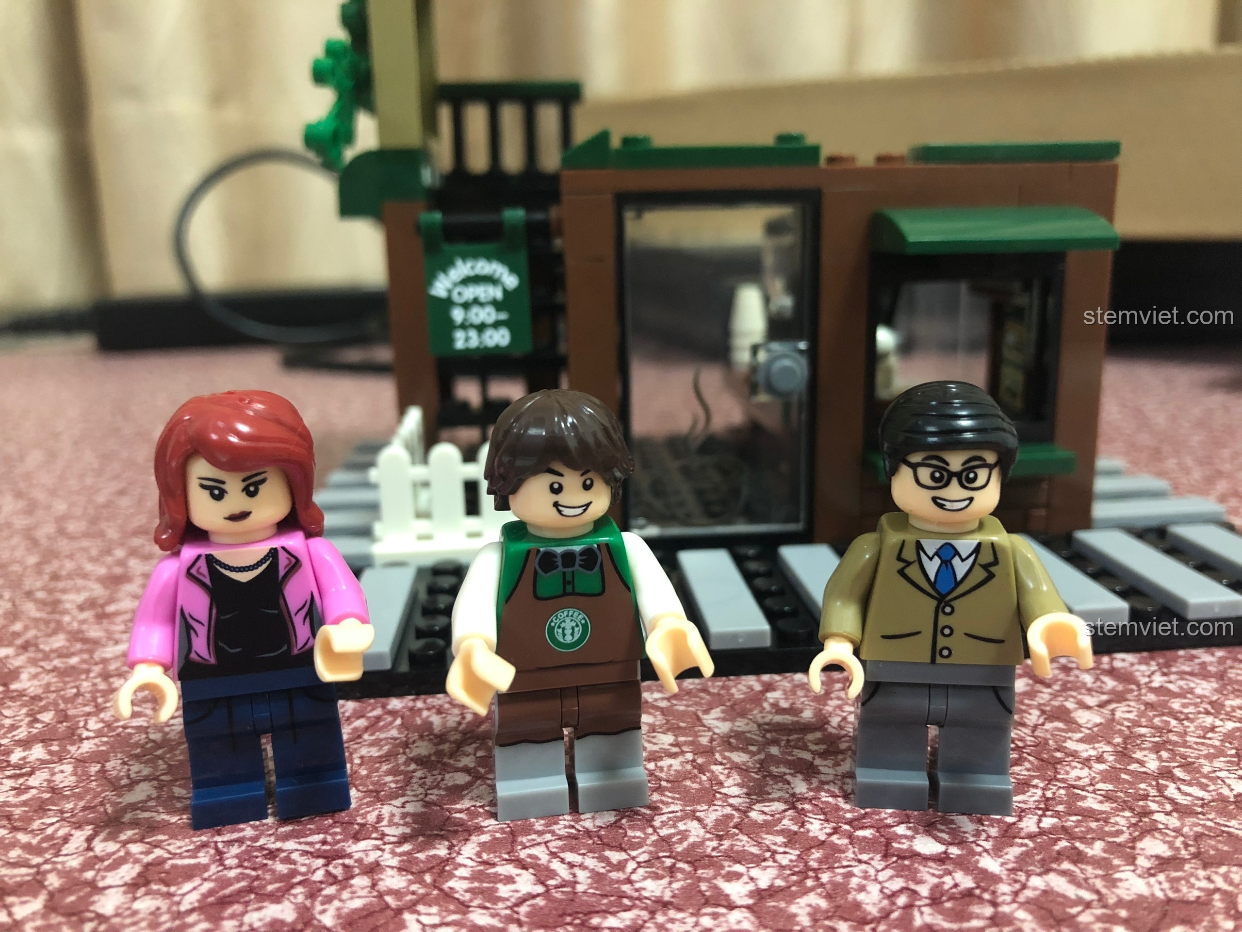 Ba nhân vật minifigures của bộ Sembo 601019: khách hàng nữ, nhân viên pha chế và khách hàng nam.