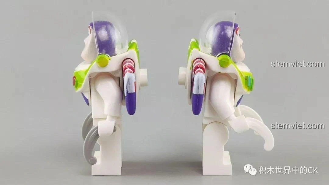 Cận cảnh hai bên hông của minifigures Buzz Lightyear từ bộ lắp ráp SY1448 Toy Story 4, chi tiết bộ đồ phi hành gia.