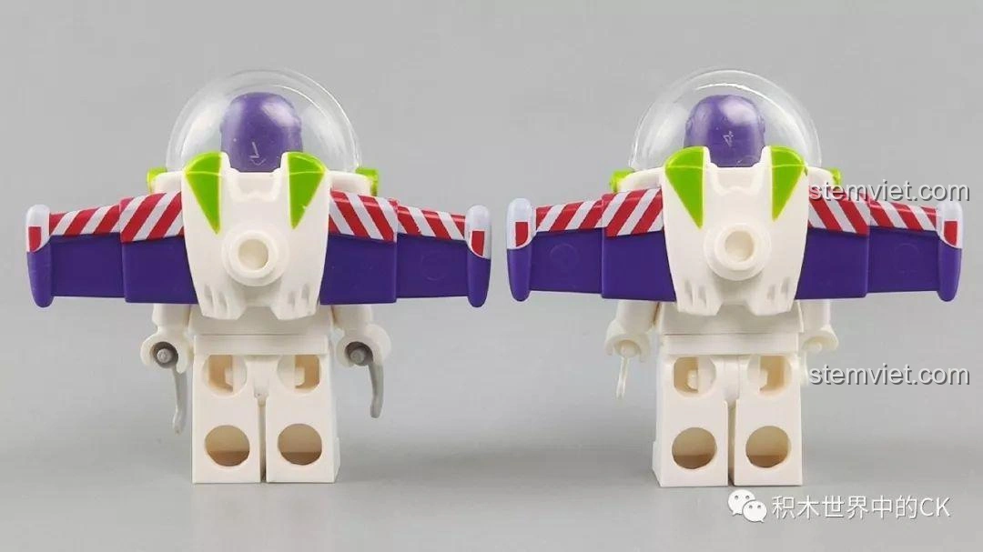 Mặt sau của hai minifigures Buzz Lightyear từ bộ lắp ráp SY1448 Toy Story 4, hiển thị chi tiết cánh và bộ đồ.
