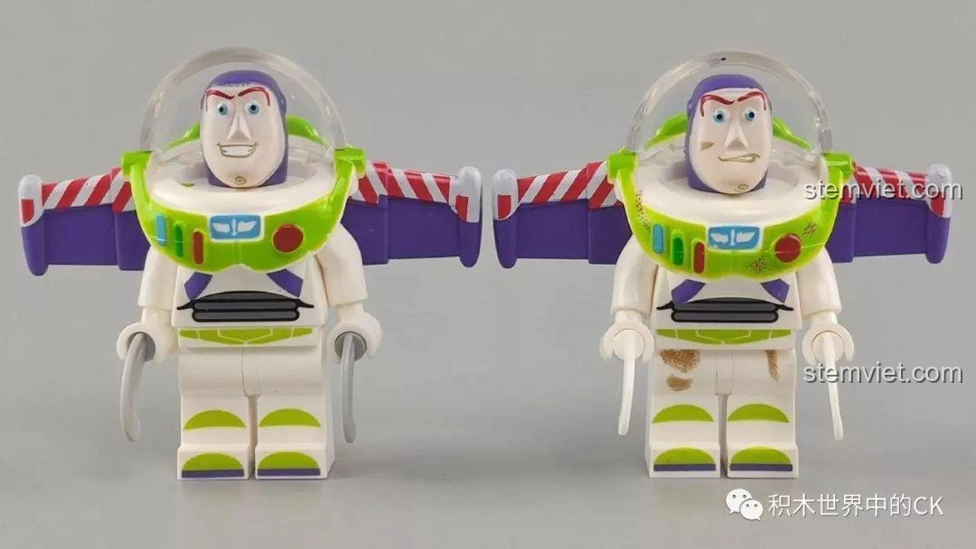 Hai minifigures Buzz Lightyear từ bộ lắp ráp SY1448 Toy Story 4, với bộ cánh và mũ bảo hiểm đặc trưng.