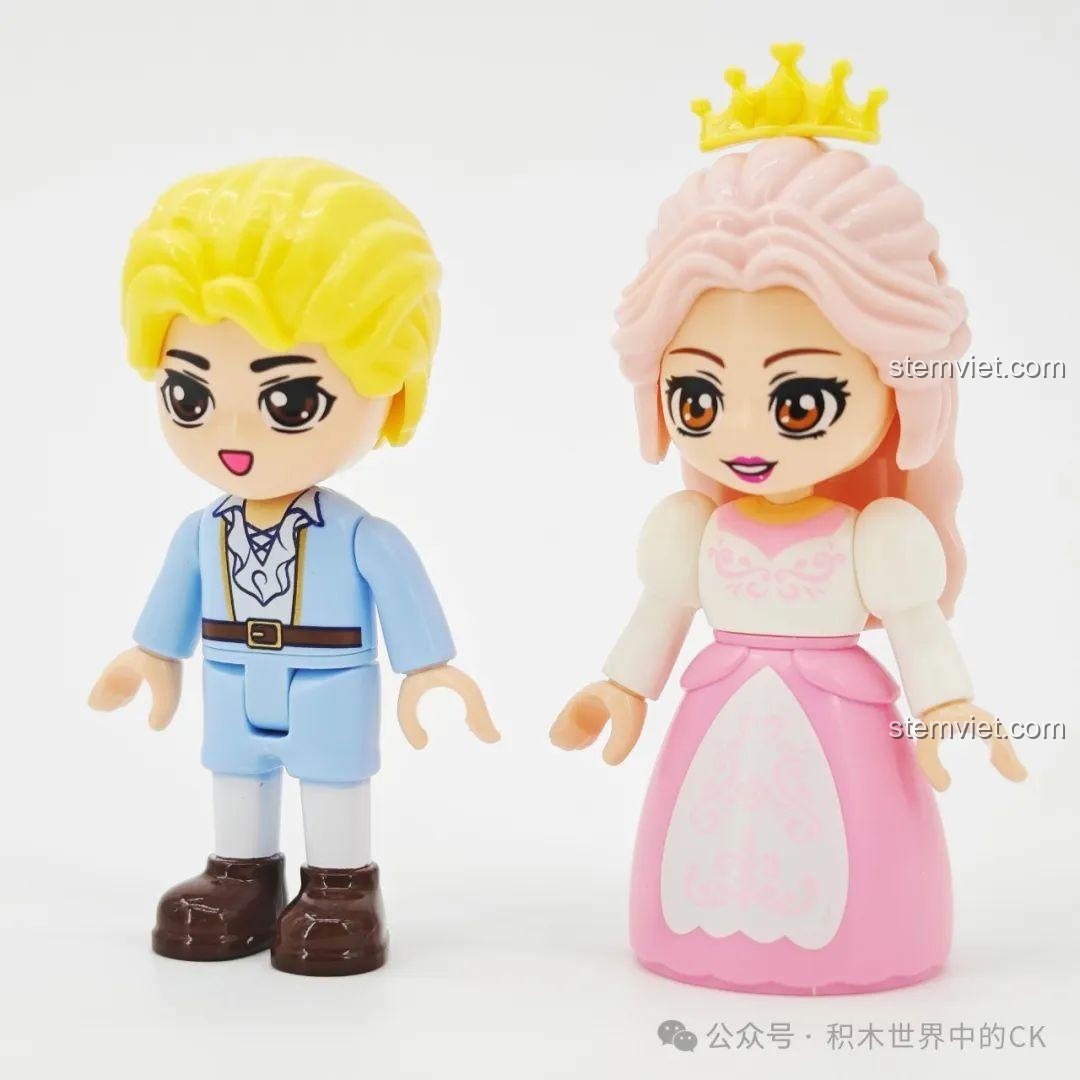 Cận cảnh hai minifigures công chúa và hoàng tử trong bộ đồ chơi mô hình Xe ngựa dạo của công chúa Keeppley.
