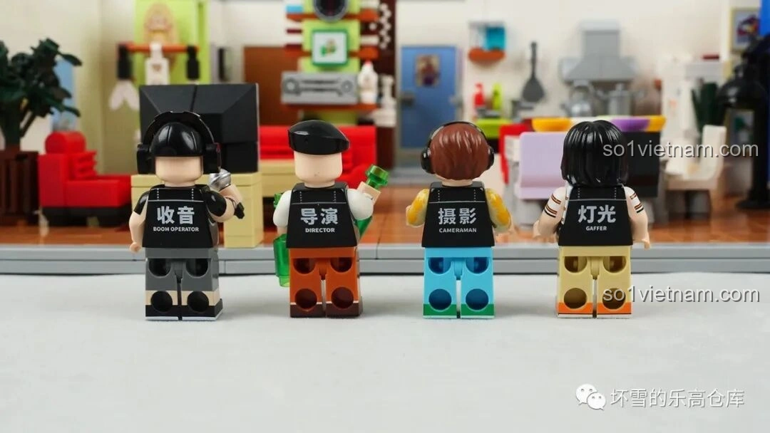 Mặt lưng của 4 minifigures đoàn làm phim Gia Hữu Nhi Nữ SEMBO, với các vai trò được ghi rõ, thể hiện sự chi tiết và sáng tạo.