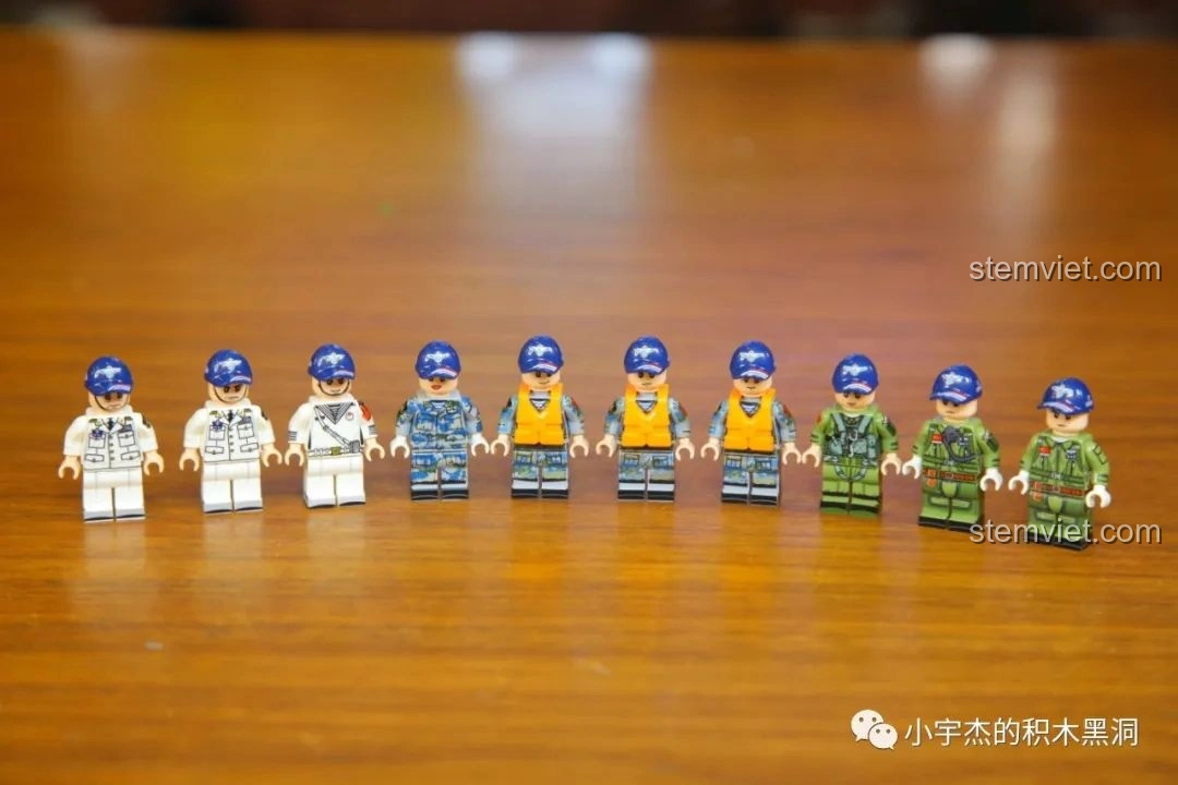 Các minifigures đã đội mũ của bộ lắp ráp Mô Hình Tàu Sân Bay Sơn Đông SEMBO 202001.
