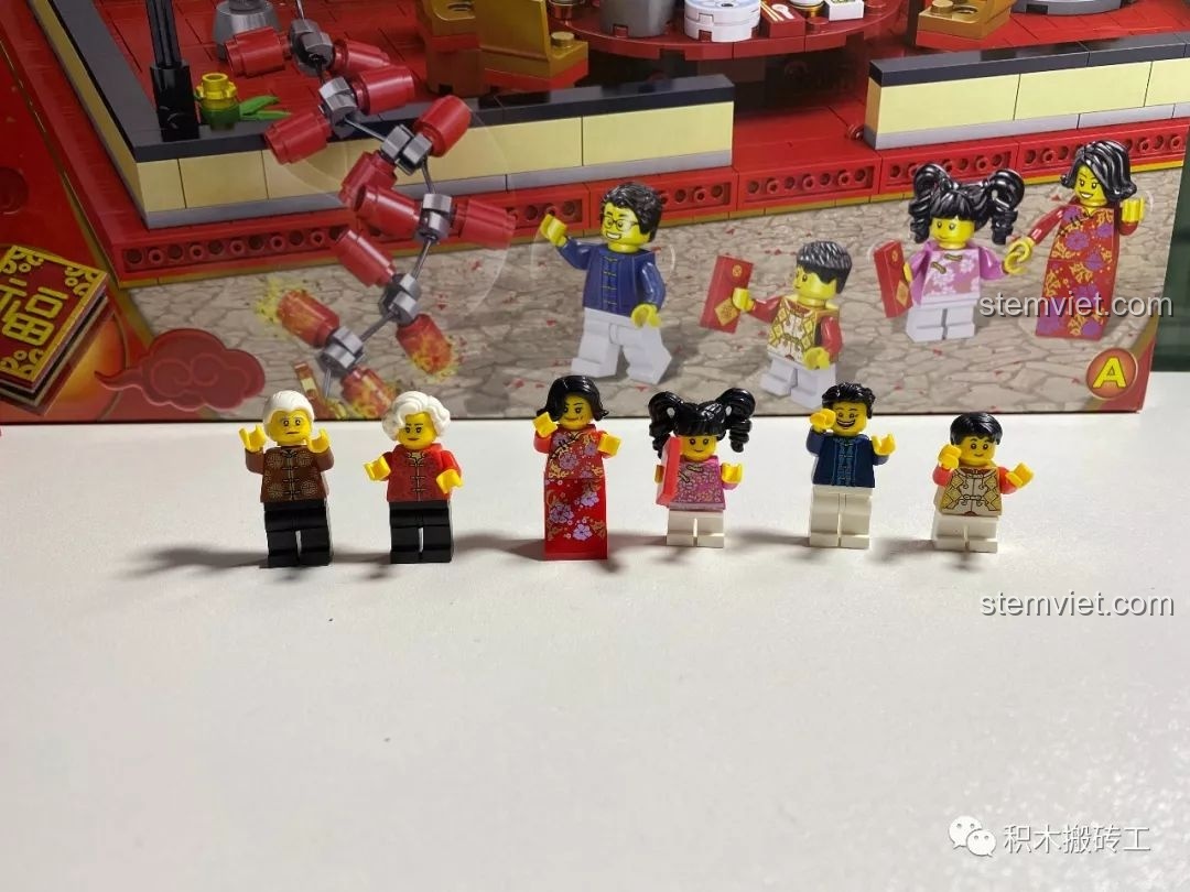 Dàn minifigures gia đình 3 thế hệ của bộ xếp hình LWCK 808 Sách Gạch Xếp Hình Tết.