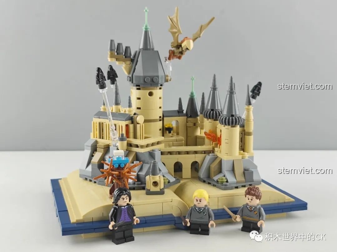 Ba nhân vật minifigure đi kèm bộ lắp ráp Meiji 13010: Harry Potter, Draco Malfoy và Snape.